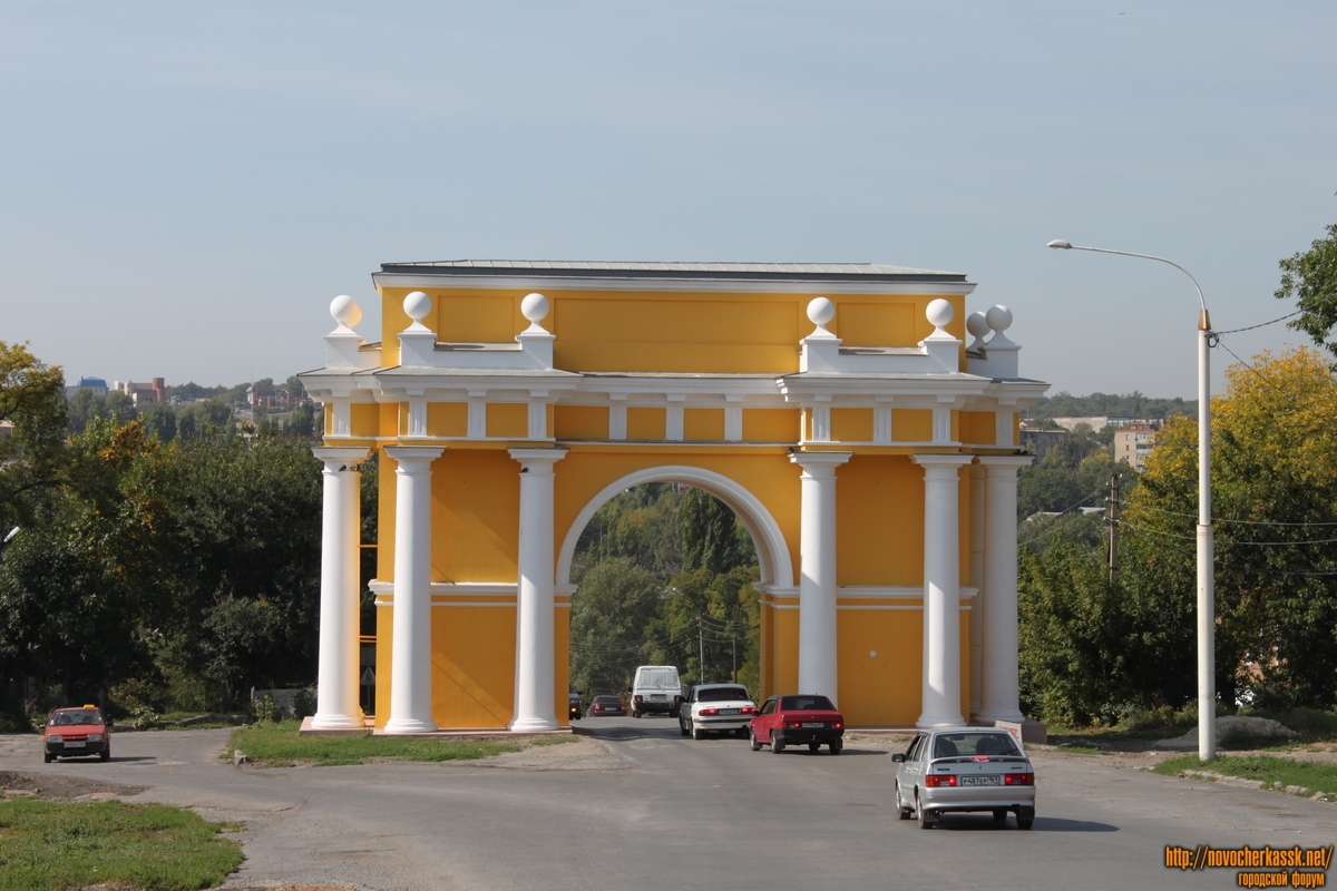 Новочеркасск: Отреставрированная трумфальная арка на проспекте Платовском