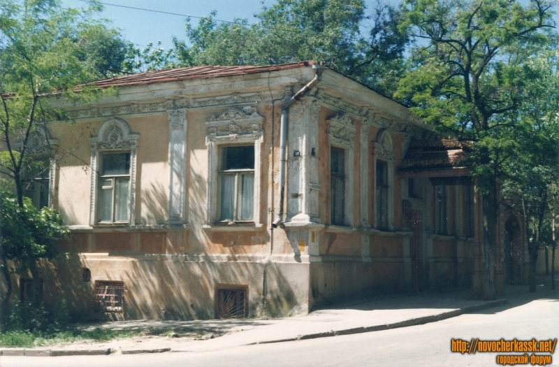 Новочеркасск: Угол Александровской и Красного спуска