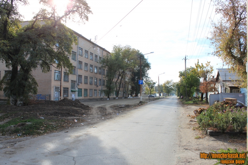 Новочеркасск: Стоянка ЮРГТУ (НПИ) по ул. Троицкой
