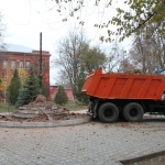 Снос памятника в сквере для реконструкции