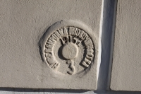 Оттиск на библиотеке на улице Московской (нивелирная метка)