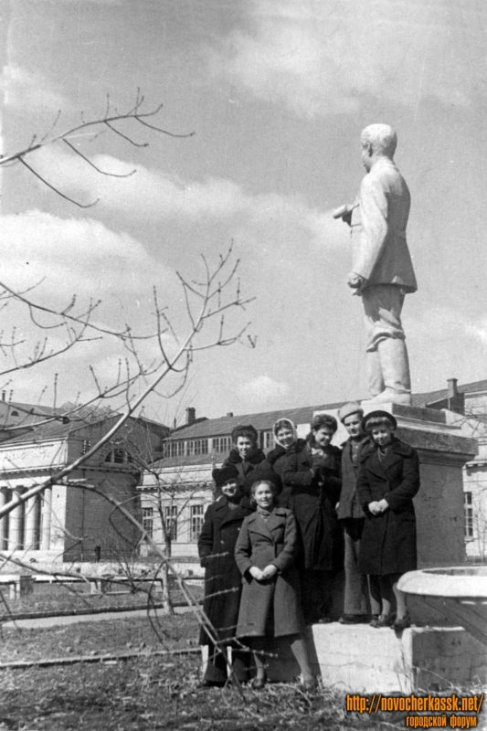 Новочеркасск: Памятник Серго Орджоникидзе в НПИ