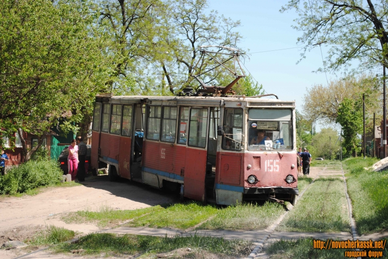 Новочеркасск: Улица Щорса. Сход трамвая с рельс
