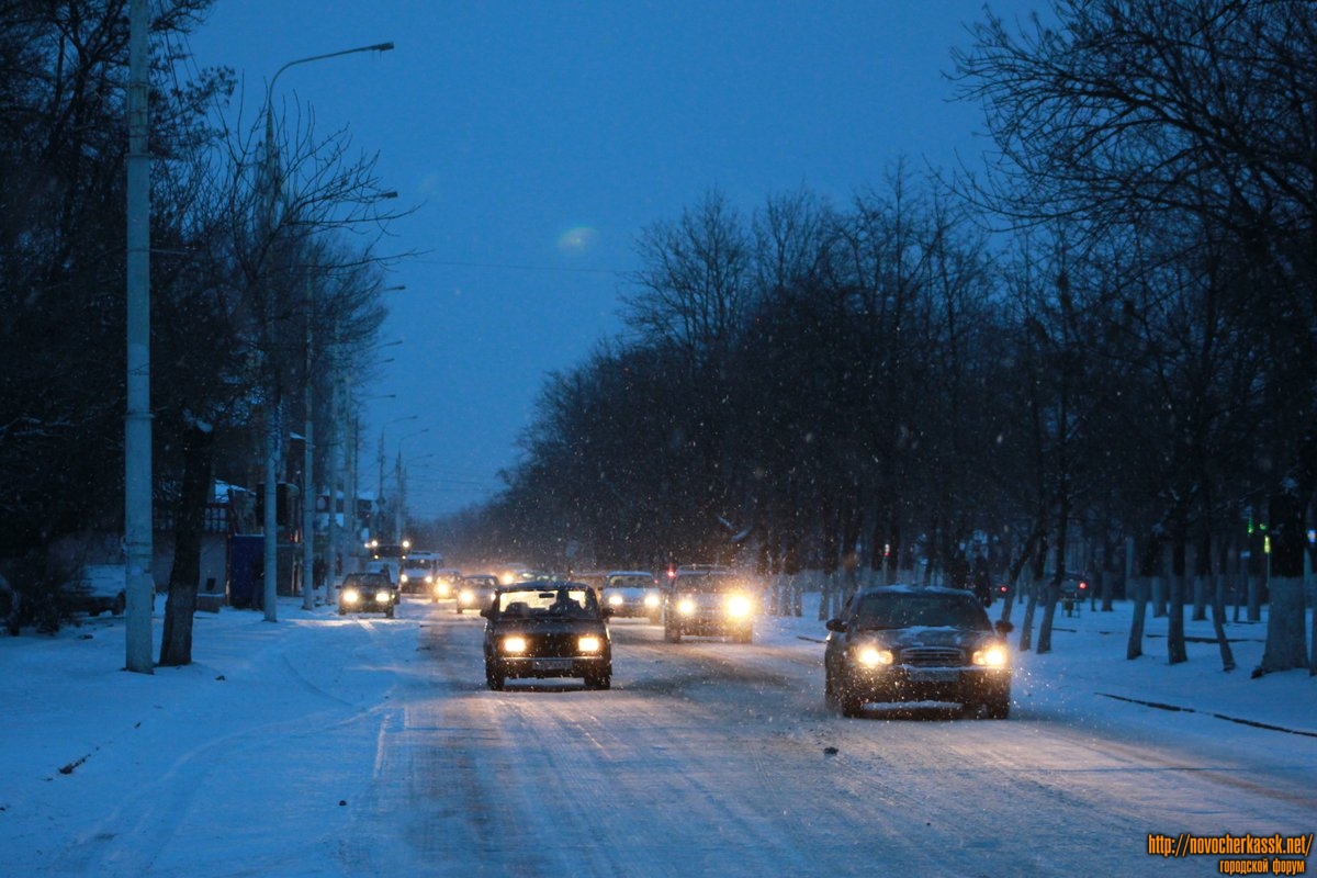 Новочеркасск: Весенний снегопад. Проспект Баклановский