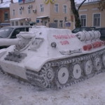 Танк из снега на ул. Александровской