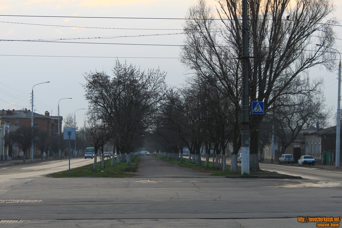 Новочеркасск: Аллея на проспекте Баклановском. Вид в сторону Ленгника с улицы Крылова