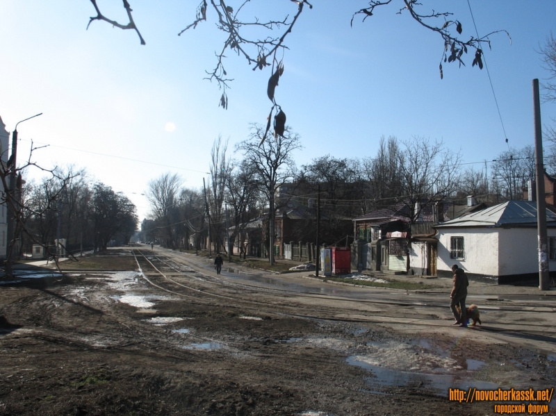 Новочеркасск: Угол Троицкой и Галины Петровой, вид на запад