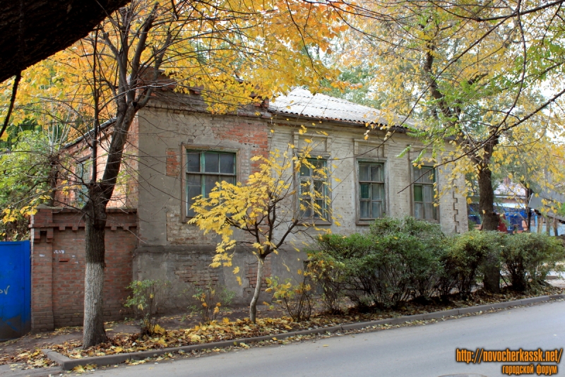 Новочеркасск: Дом на углу улиц Пушкинской и Бакунина