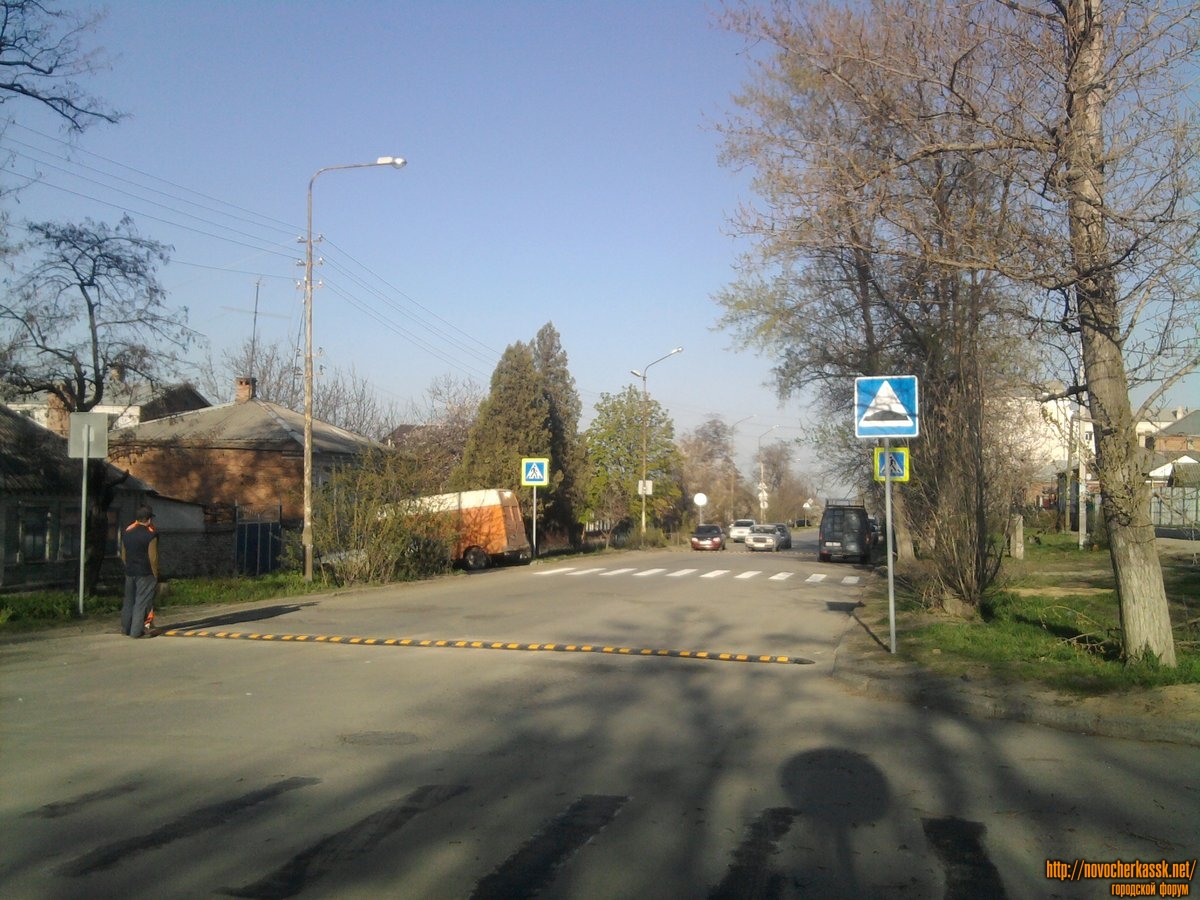 Новочеркасск: Улица Буденновская. Сооружение пешеходного перехода перед школой №19