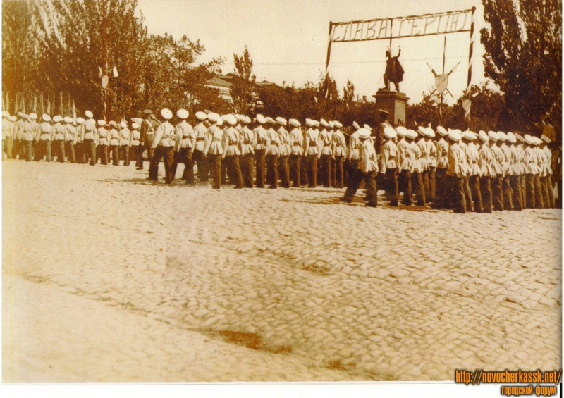 Новочеркасск: памятник Платову, парад