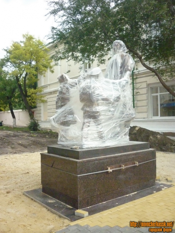 Новочеркасск: Установка памятника на углу Просвещения и Ермака, около 3-й школы