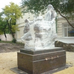 Установка памятника на углу Просвещения и Ермака, около 3-й школы