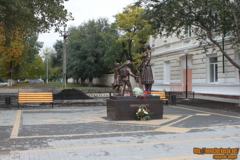 Новочеркасск: Памятник «Учительница первая моя», проспект Ермака