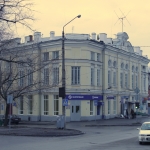 Дом на углу Дубовского и проспекта Ермака