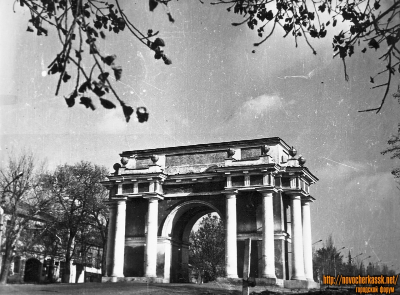 Новочеркасск: Триумфальная арка. Проспект Платовский (Подтелкова)