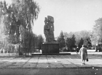 Памятник Подтелкову и Кривошлыкову. Площадь Троицкая (Революции)