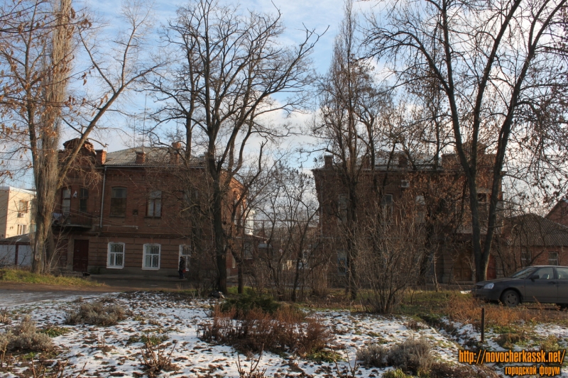 Новочеркасск: Дома-близнецы на Бакунина, 61