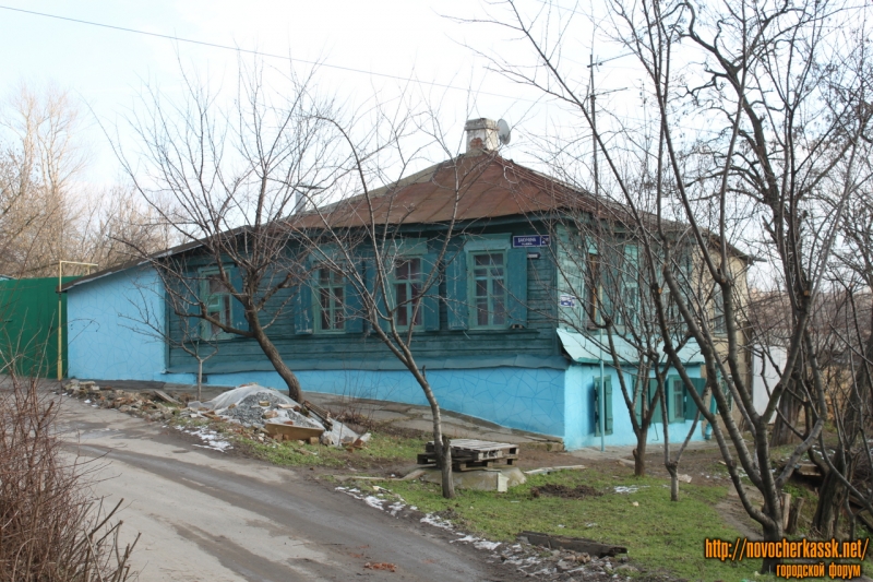 Новочеркасск: Улица Бакунина, 25 / Орджоникидзе, 96