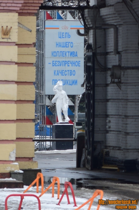 Новочеркасск: Памятник на территории НЭВЗ. Улица Машиностроительная