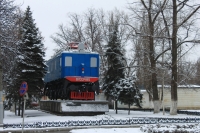 Электровоз ВЛ22-185 на постаменте перед заводоуправлением НЭВЗ. Улица Машиностроительная