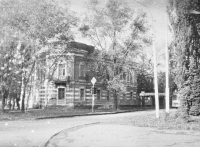 Дом на углу Просвещения, 98 и пр. Ермака