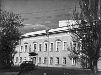 Площадь Ермака, 1. Дом офицеров. Бывший архирейский дом