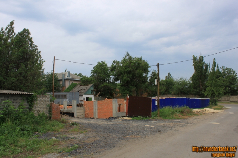 Новочеркасск: Строительство на углу Щорса, 165 и 26 Бакинских комиссаров, 30