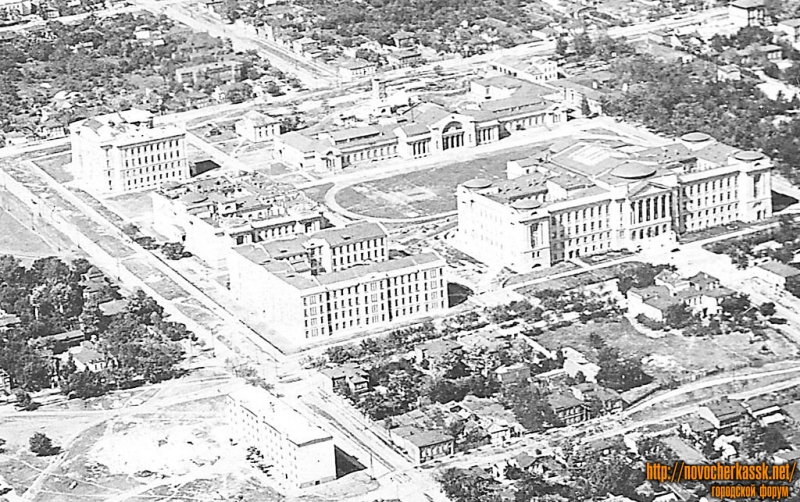 Новочеркасск: Вид ул. Б.Хмельницкого и комплекса зданий НИИ(НПИ) с самолета, 1935-36 г.