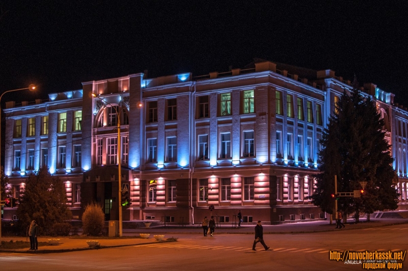 Новочеркасск: Городской дом культуры с подсветкой