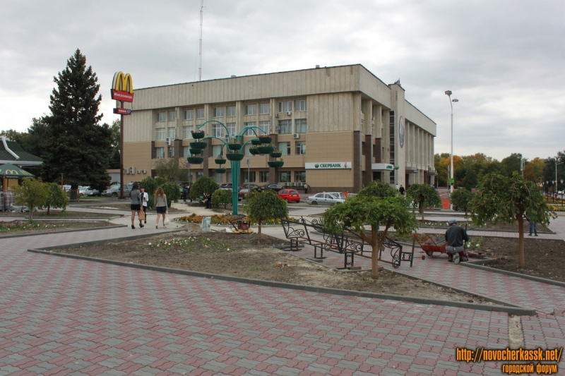 Новочеркасск: Замена плитки перед универмагом