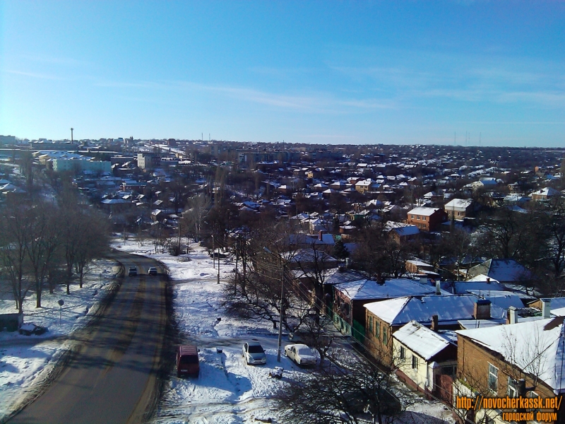 Новочеркасск: Вид на город с трумфальной арки. Слева - Платовский проспект. Прямо - автобат.