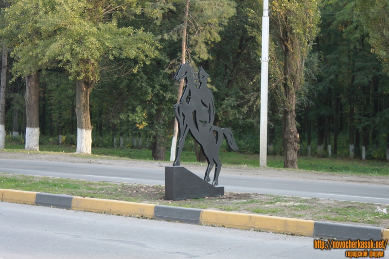 Новочеркасск: Памятник казаку вдоль рощи на проспекте Баклановском