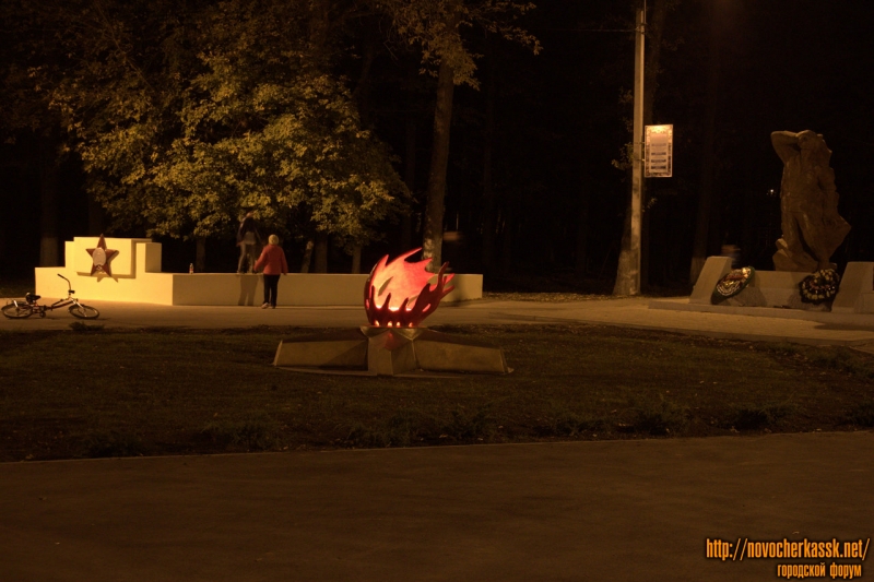 Новочеркасск: Вечный огонь перед рощей