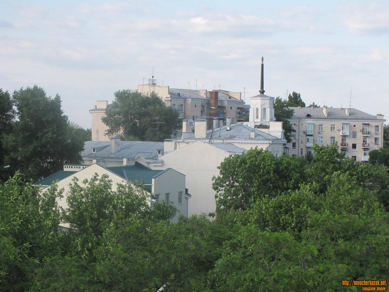 Новочеркасск: Дом со шпилем на углу Московской и Кривопустенко