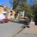 Мемориальная доска на улице Севастопольской