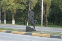 Памятник казаку вдоль рощи на проспекте Баклановском