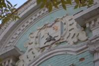 Лепной герб на улице Дворцовой, 1