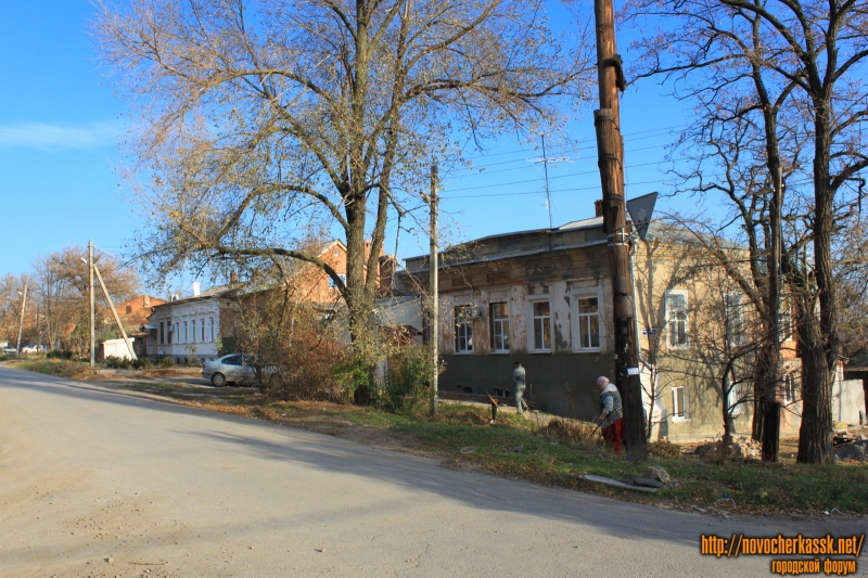 Новочеркасск: Улица Кавказская. Вид с улицы Орджоникидзе