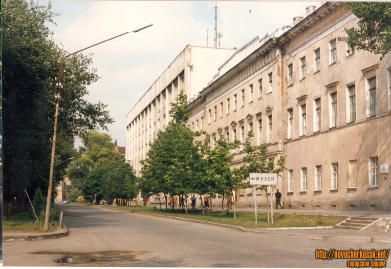 Новочеркасск: Здания училища связи на Платовском, середина 90-х