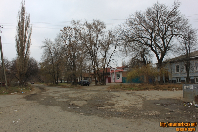 Новочеркасск: Улица Первомайская. Вид с улицы Тургенева в сторону Бакунина