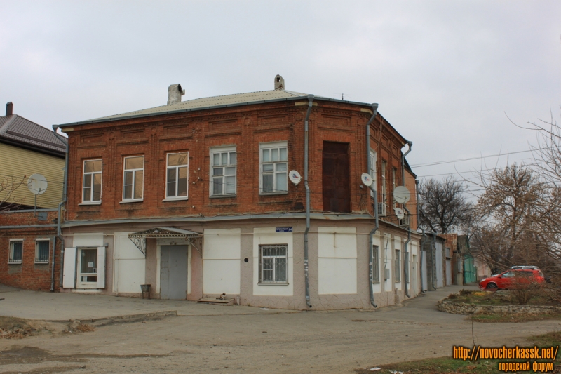 Новочеркасск: Улица Первомайская, 84 / улица Красноармейская, 174