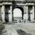 Спуск Герцена. Триумфальная арка. Фотография времен оккупации