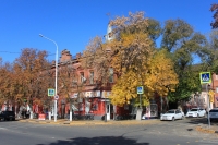Угол Московской, 28 и Красноармейской, 22. Бывший магазин «Изюминка»