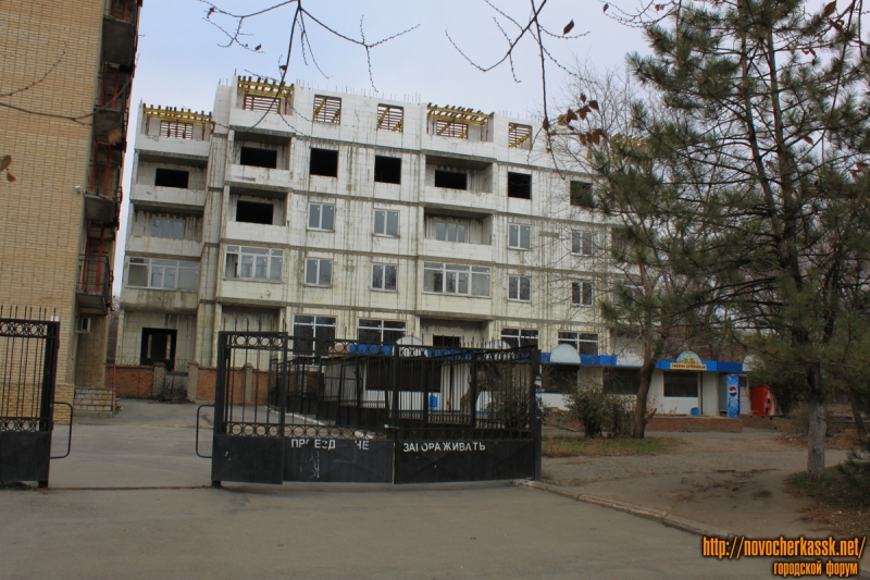 Новочеркасск: Новостройка на улице Михайловской, 171. Вид с улицы Троицкой