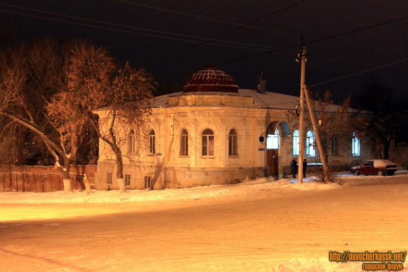 Новочеркасск: Дом на углу Кавказской и Красного спуска