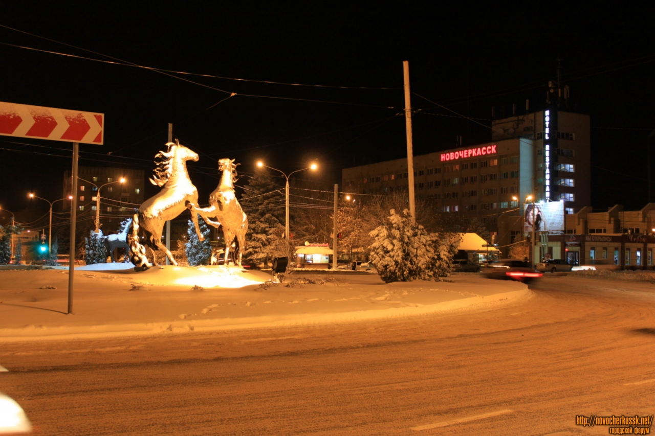 Новочеркасск: Площадь Юбилейная ночью