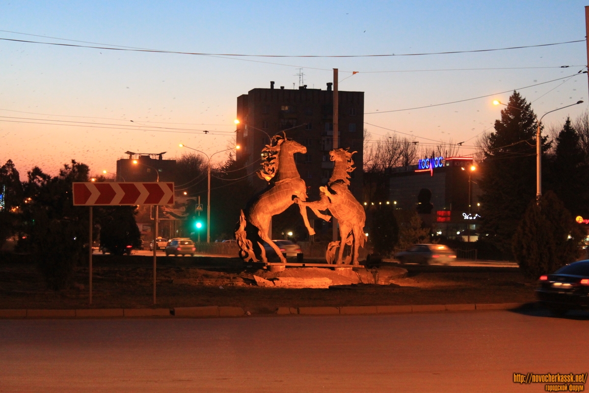 Новочеркасск: Памятник коням на Юбилейной площади