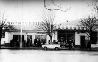 Улица Московская, 12. Комиссионный и молочный магазины