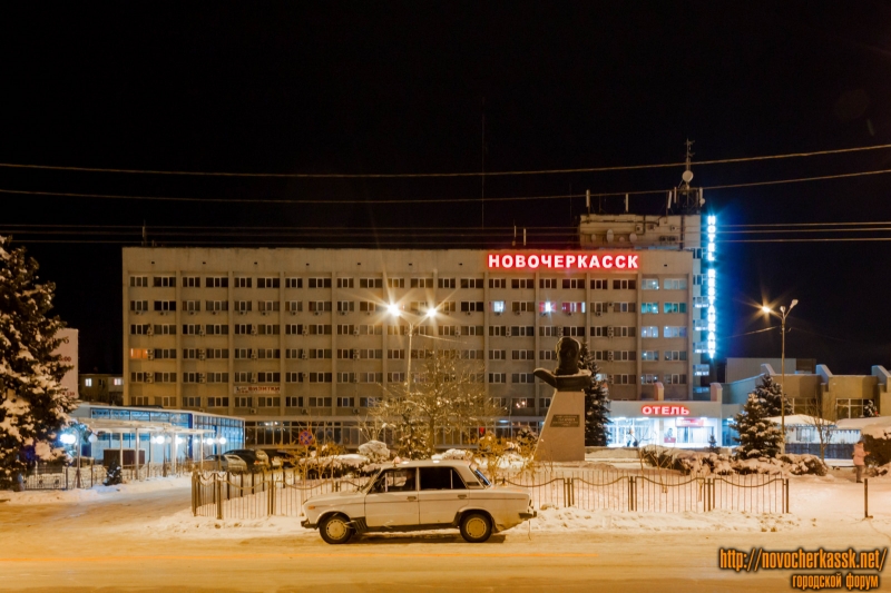 Новочеркасск: Гостиница Новочеркасск и памятник Ю.А. Гагарину