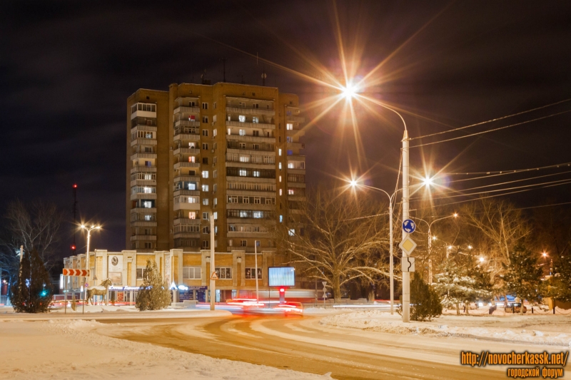 Новочеркасск: Площадь Юбилейная и четырнадцатиэтажка